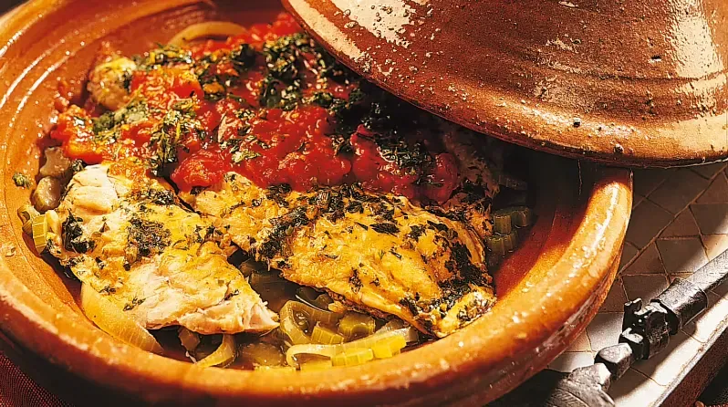 Grillade de poisson et salade marocaine - Enjoy Essaouira Repas marocain traditionnel - grillade de poisson et salade